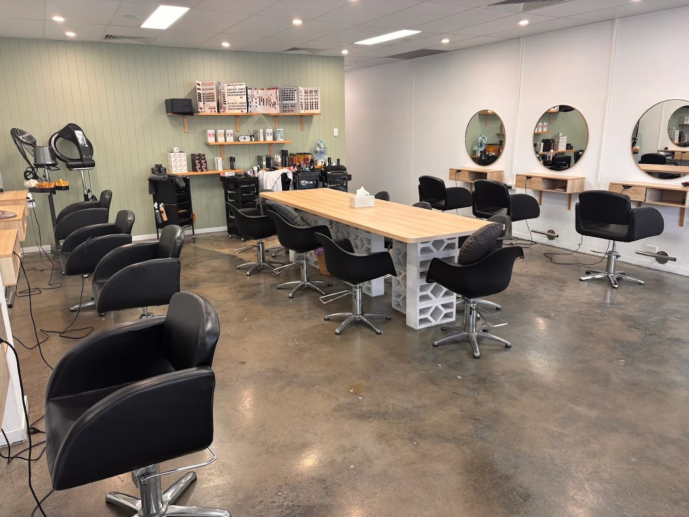 JoOnhair Upper Mt Gravatt interior, round mirrors and styling stations